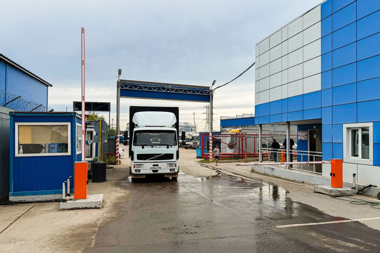 Электронная очередь снимает споры об очередности въезда, но сама по себе не распределяет транспорт с учётом...