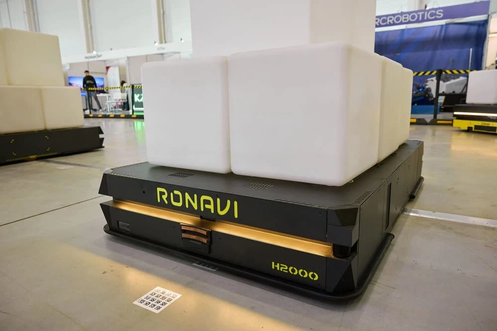 AMR-робот Ronavi H2000 для автоматизации склада на ReIndustry Expo
