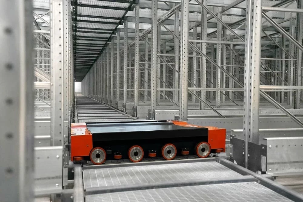 3D шаттл STELKON PALLET SHUTTLE в автоматизированной стеллажной системе высокой плотности хранения